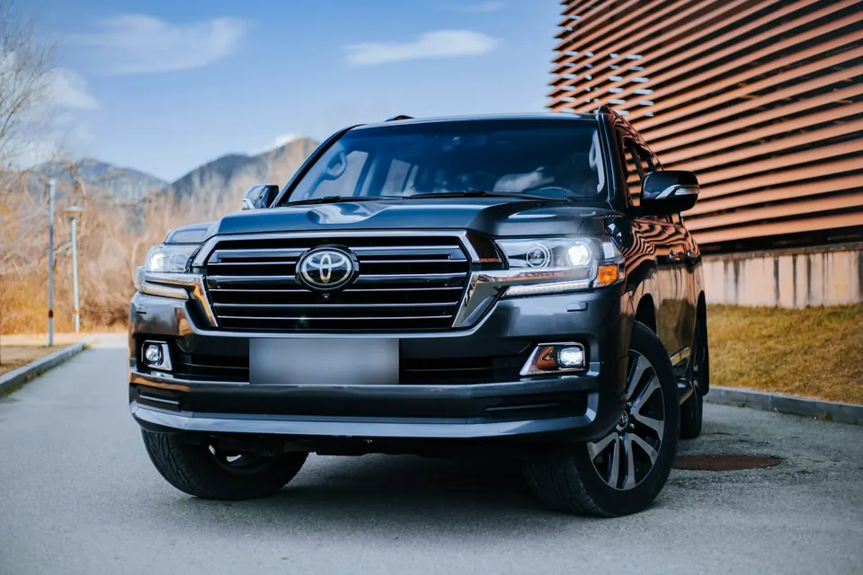 Black Toyota Land Cruiser V8 with driver for hire in Accra